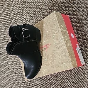 Women's Black boots, size 8